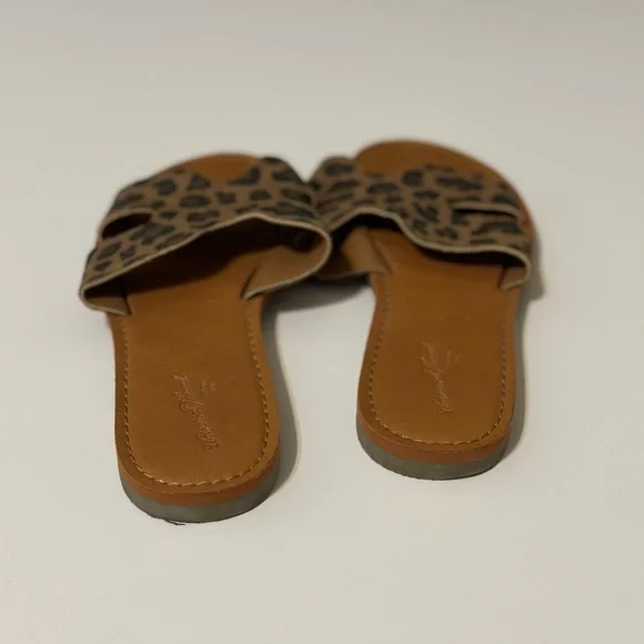 Universal Thread Leopard Print Slide Sandals Size: 5.5 - Picture 4 of 5